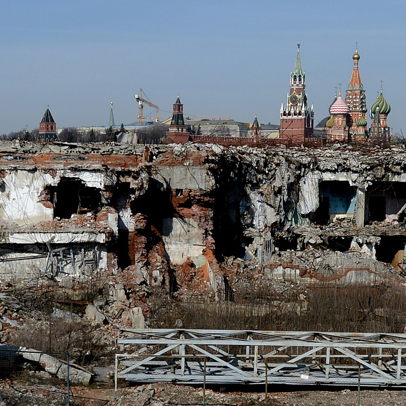 "Зарядье", 2013 г.

Парк «Зарядье» площадью 13 га предполагается возвести на месте снесенной гостиницы «Россия» рядом с Московским Кремлем.  Ландшафтную концепцию парка разработают представители архитектурного бюро Diller Scofidio + Renfro из США. Проект консорциума предполагает создание на территории парка четырех природных зон - тундры, степи, леса и болота - и искусственный микроклимат в разных его частях.