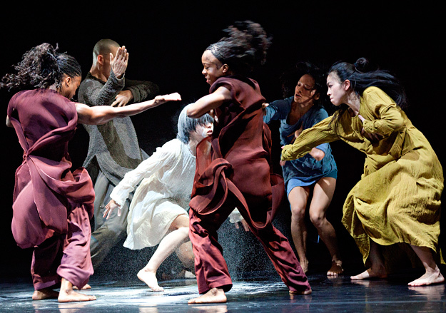 Хореография Акрама Хана весьма причудлива