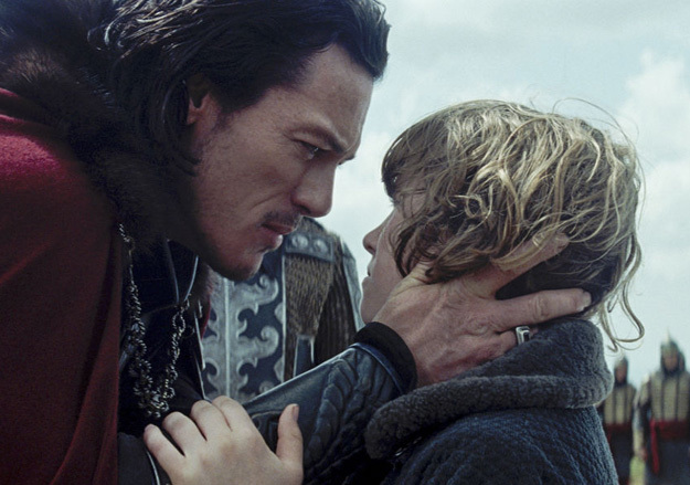 Даже став вампиром, герой Люка Эванса останется любящим отцом