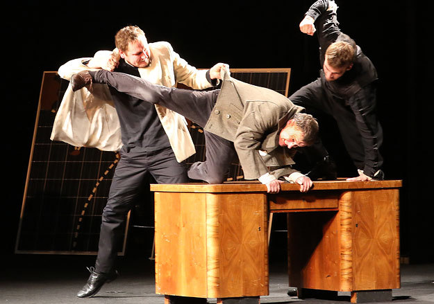 Пристанище горемыки Иова - стол-комод, но и на нем бедняге не дают покоя