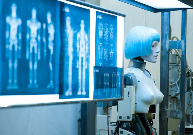 Главная героиня - в буквальном смысле платиновая блондинка