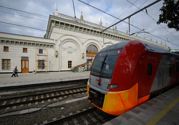 Поезд "Ласточка" на вокзале в Сочи