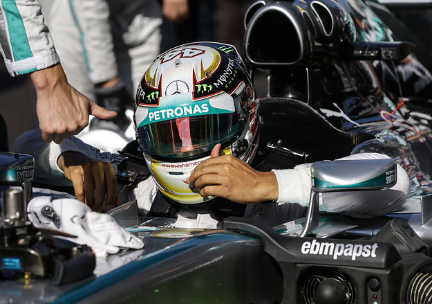 Гонщик команды Mercedes AMG Petronas Льюис Хэмилтон во время заезда в Сочи