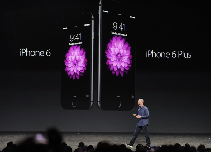 Тим Кук представляет новые модели iPhone