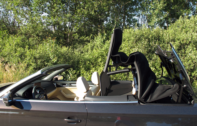 Мягкая крыша кабриолета убирается в специальный отсек