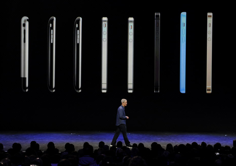 Тим Кук демонстрирует предыдущие модели iPhone