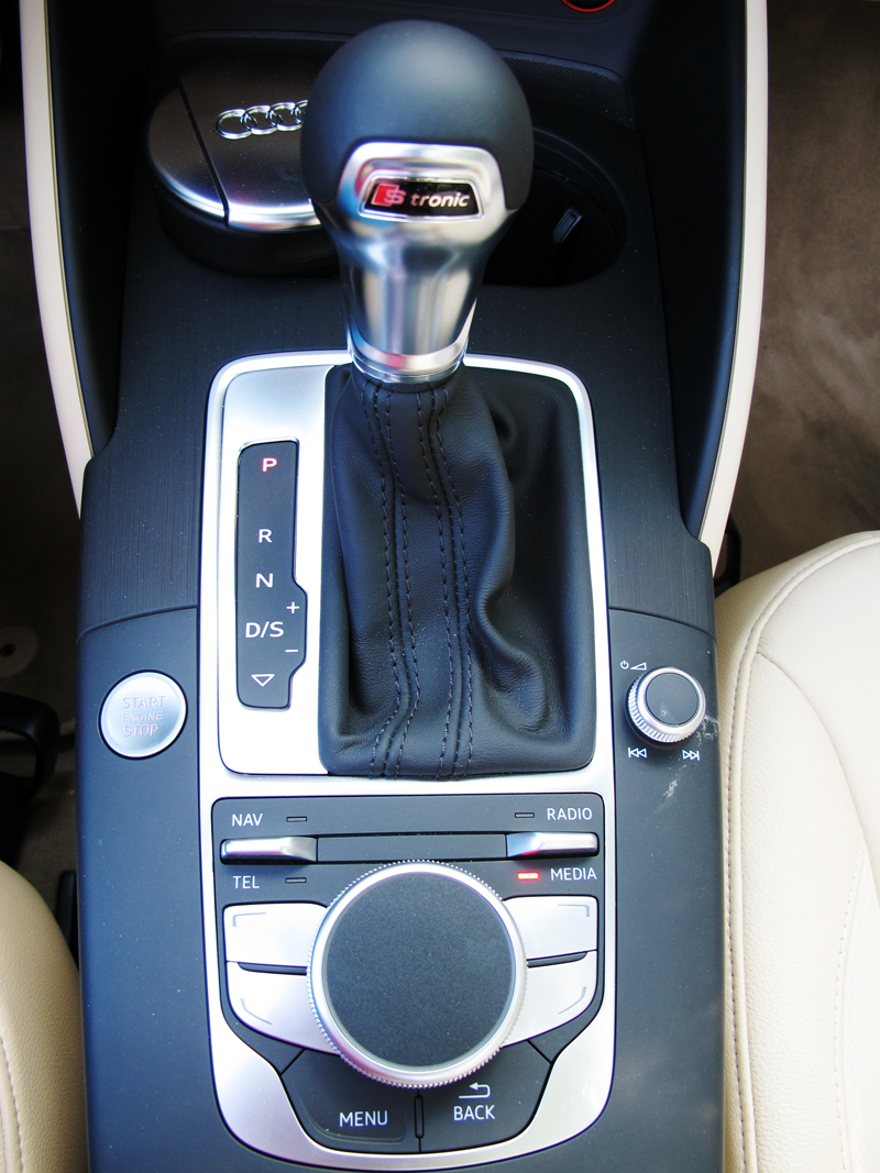 Двигатель запускается кнопкой слева от селектора коробки передач