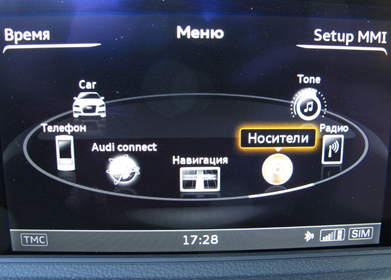 Мультимедийное меню русифицировано, управлять им можно с сенсорного экрана