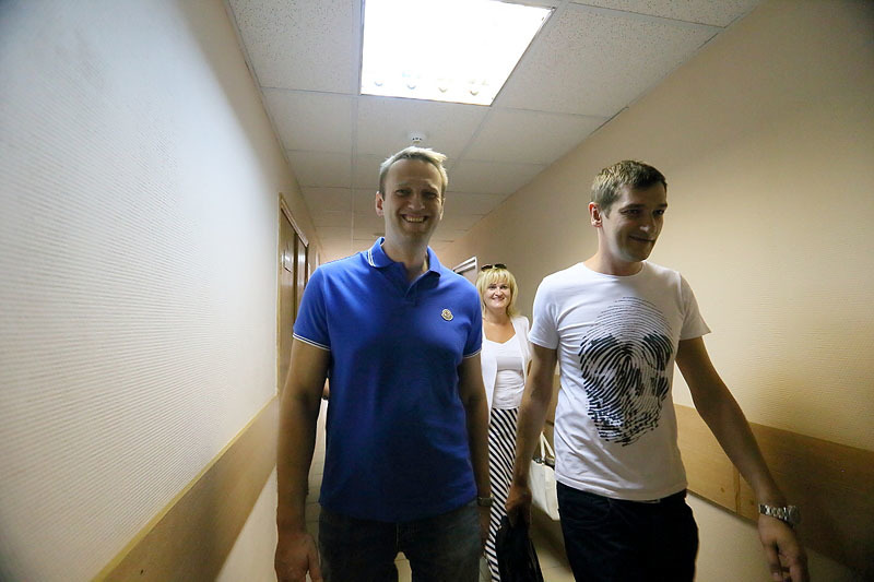 Алексей Навальный и его брат Олег, на заднем плане адвокат Ольга Михайлова