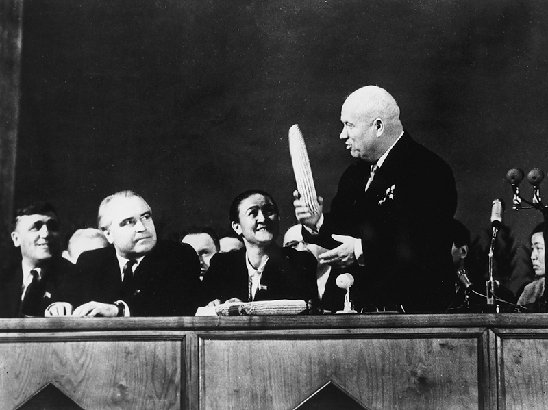 Никита Хрущев

Повсеместное распространение кукурузы - одна из вещей, которыми запомнился Никита Хрущев. "Кукуруза, товарищи, это танк в руках бойцов, я имею в виду колхозников; это танк, который дает возможность преодолевать барьеры, преодолевать преграды на пути к созданию изобилия продуктов для нашего народа", - заявил Хрущев в 1956 г.