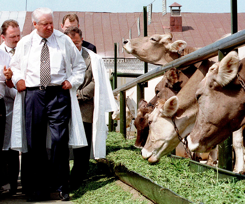 Борис Ельцин

Рыночные реформы Бориса Ельцина привели к тому, что на прилавках появилось большое количество товаров, в том числе и импортных, а также к высокой инфляции