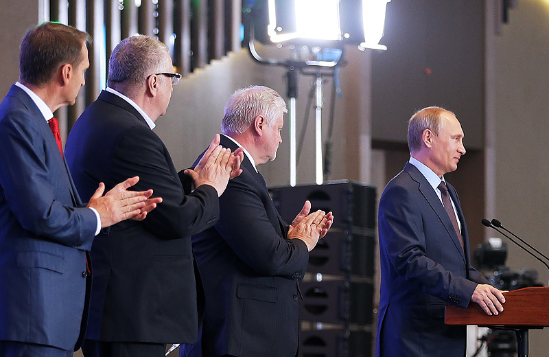 Президент России Владимир Путин (справа) во время выступления перед членами фракций политических партий Государственной думы РФ и федеральными министрами. Слева направо - спикер Госдумы РФ Сергей Нарышкин, лидер ЛДПР Владимир Жириновский, лидер партии "Справедливая Россия" Сергей Миронов