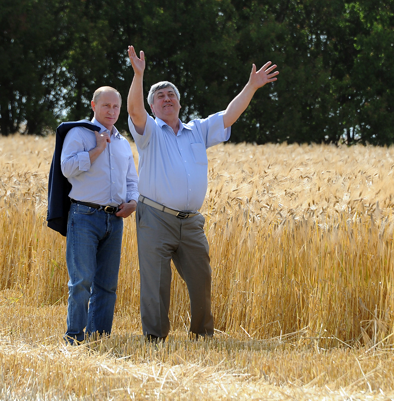 Третий срок Владимира Путина

Владимир Путин в августе 2014 г. ввел запрет на поставку товаров из стран, которые поддержали санкции. В результате с российского рынка должны уйти многие западные производители. На замену им придут в том числе и отечественные компании. Именно необходимостью заменить западных производителей и вызвана переработка программы сельского хозяйства, анонсированная Дмитрием Медведевым.