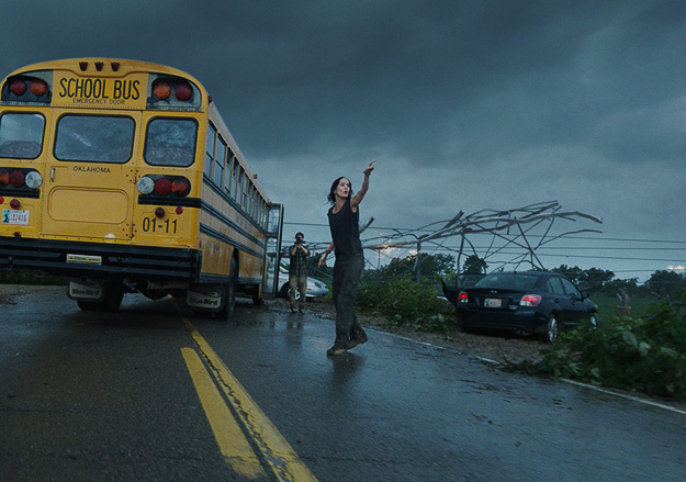 На маленький городок, где учатся дети, надвигается суперторнадо