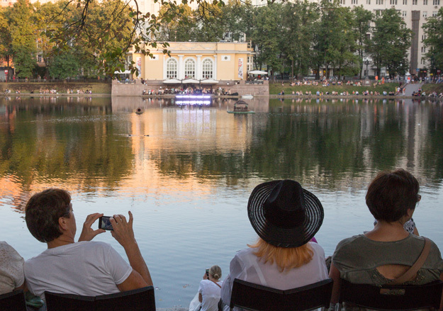 Субботний вечер на Патриарших прудах обрел музыкальное содержание