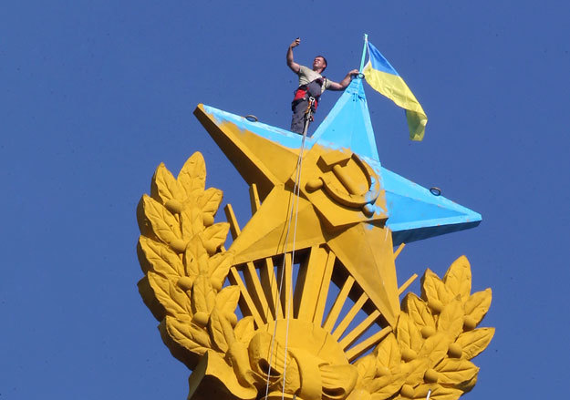 Флаг со шпиля сняли через три часа (на фото), еще два часа ушло на перекрашивание звезды в золотистый цвет