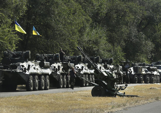 Украинская армия под ударами ополченцев вынуждена отходить к Мариуполю