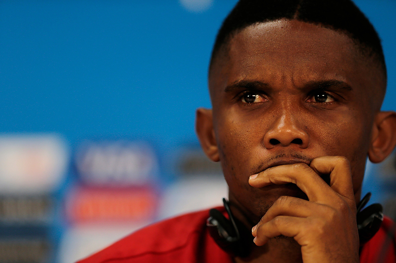 Гонорарные скандалы в африканских сборных

Сборная Камеруна накануне чемпионата мира отказалась брать из рук премьер-министра флаг своей страны, так как футболисты не смогли договориться с чиновниками о сумме премиальных. А в команде Ганы скандал вокруг денег привел к тому, что из Африки в Бразилию срочно вылетел самолет с несколькими миллионами долларов. Футболисты сборной Нигерии всерьез угрожали чиновникам не выйти на матч 1/8 финала против Франции из-за того, что им не выплатили премиальные до игры. В общем, африканские сборные запомнились на чемпионате в Бразилии не столько своей игрой, сколько скандалами. К 1/4 финала ни одной команды из Африки на чемпионате не осталось, хотя на прежних мундиалях представители этого континента радовали и ярким футболом, и регулярными выходами в четвертьфинал.