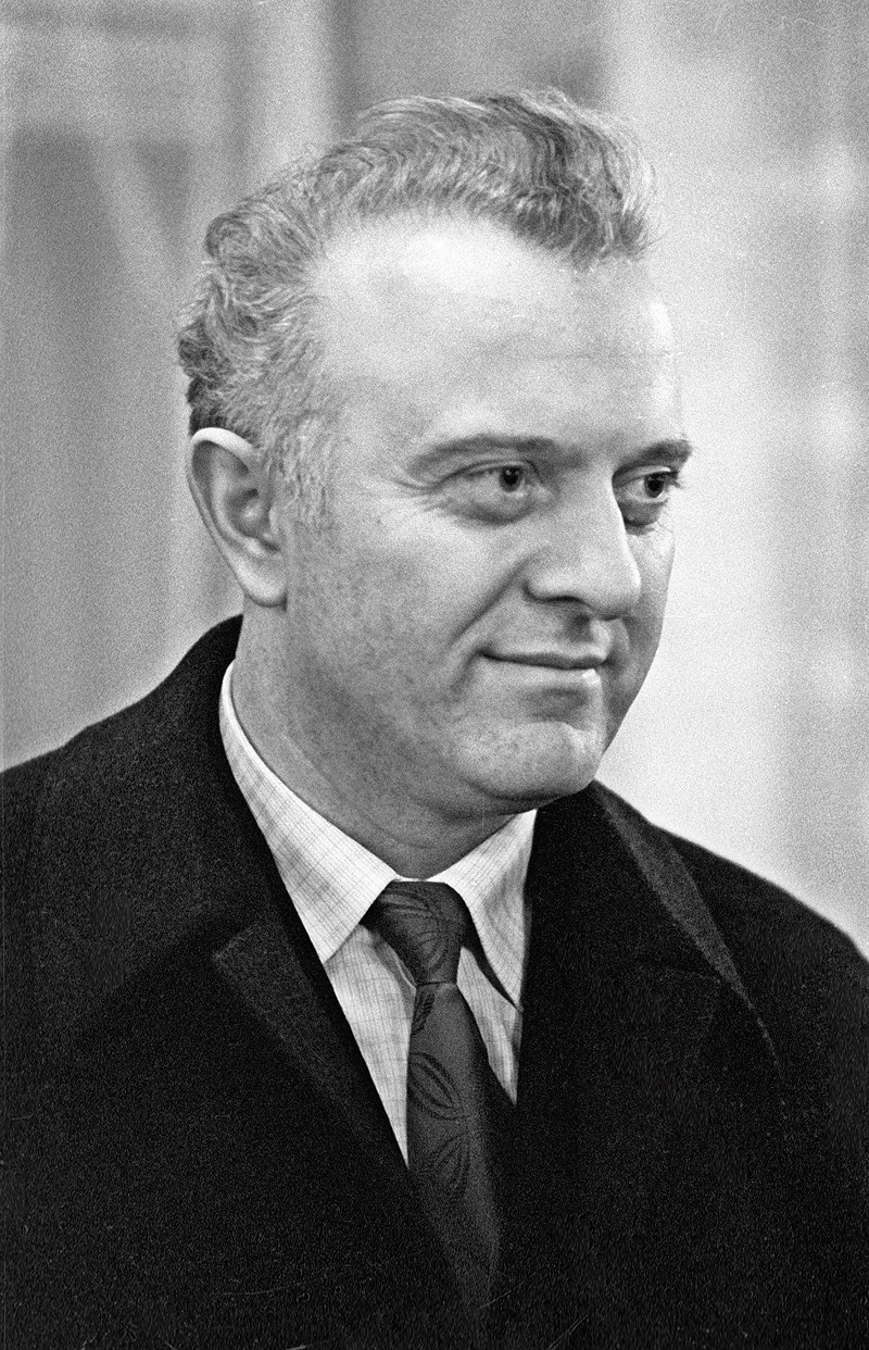 Эдуард Шеварднадзе сделал в Грузии блестящую карьеру, уже в 1965 г. став министром охраны общественного порядка, а вскоре - министром внутренних дел Грузинской ССР. В 1972 г. - в возрасте 44 лет - Шеварднадзе был назначен первым секретарем ЦК КП Грузии.