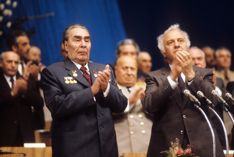 Леонид Брежнев и Эдуард Шеварднадзе

На посту руководителя Грузинской ССР Шеварднадзе сменил Василия Мжаванадзе, поддерживавшего в свое время антихрущевские настроения. Шеварднадзе активно боролся с коррупцией, что проявилось в многочисленных кадровых перестановках. В частности, Шеварднадзе уволил 20 министров и 44 секретарей райкомов.