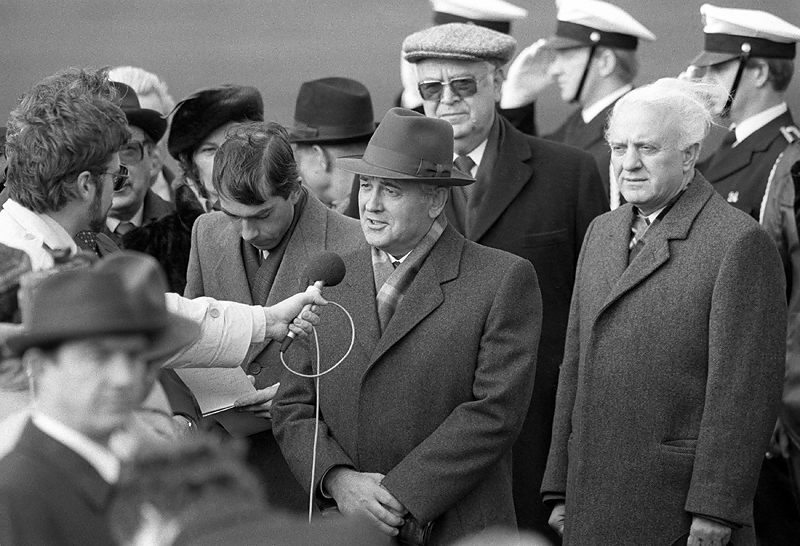 Михаил Горбачев и Эдуард Шеварднадзе в Рейкьявике

В 1985 г. Шеварднадзе переехал в Москву и занял должность министра иностранных дел СССР, сменив Андрея Громыко. Шеварднадзе совершил несколько поездок в западные страны, в том числе ФРГ и США, а также сопровождал Михаила Горбачева на переговорах с президентом США Рональдом Рейганом в Рейкьявике.