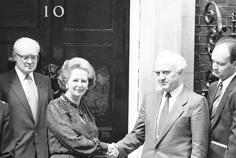 Маргарет Тэтчер и Эдуард Шеварднадзе

В 1986 г. Эдуард Шеварднадзе побывал в Великобритании, где встретился с премьер-министром королевства Маргарет Тэтчер. Советские министры иностранных дел до этого не были в Великобритании в течение 10 лет - поездка была воспринята как очередной шаг перестройки.