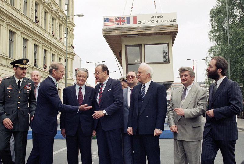 Эдуард Шеварднадзе в Берлине

Эдуард Шеварднадзе активно участвовал в подготовке объединения Германии, а падение берлинской стены сам политик впоследствии называл одним из самых важных дел своей жизни.