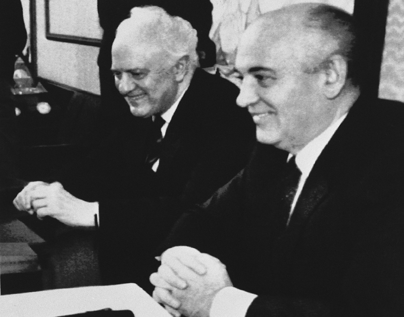 Эдуард Шеварднадзе и Михаил Горбачев в 1991 г.

В 1990 г. Шеварнадзе неожиданно подал в отставку «в знак протеста против надвигающейся диктатуры». Политик остался в Москве и менее чем через год снова возглавил министерство - на сей раз министерство внешних сношений СССР. На этой должности Шеварнадзе пробыл до 25 декабря 19991 г.