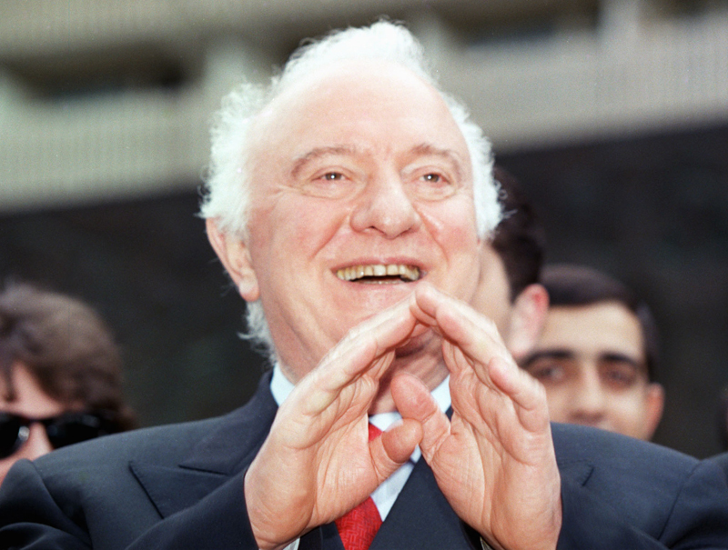 После распада СССР начался грузинский этап карьеры Шеварднадзе. Бывший министр иностранных дел СССР признал Беловежские соглашения и переехал в Грузию, где сначала занял пост председателя Государственного совета, а затем - председателя парламента. На президентских выборах 1995 г. Эдуард Шеварднадзе набрал 72,9% голосов. При этом фактически он руководил страной с 1992 г. - после свержения первого президента Грузии Звиада Гамсахурдия.