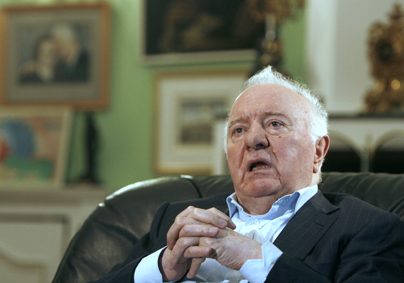 После «Революции роз» Шеварднадзе  ушел из большой политики. В 2006 г. в Тбилиси вышла его книга воспоминаний «Размышления о прошлом и будущем».