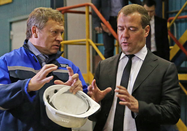 Решать, помогать «Мечелу» или нет, придется правительству (на фото Дмитрий Медведев и владелец компании Игорь Зюзин)