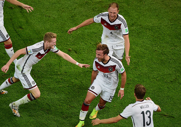 Единственный мяч на 113-й минуте забил  Марио Гетце (в центре)