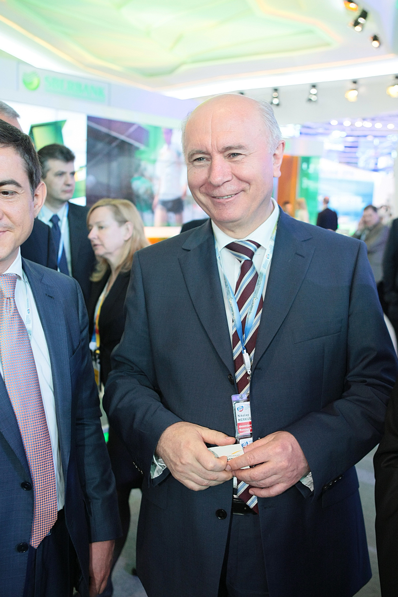 Николай Меркушкин, Самарская область

«С учетом того, что, конечно, вопросов еще очень много, [я] хотел бы пройти через народ на выборах», - объяснил свое решение о досрочной отставке Николай Меркушкин на встрече с Владимиром Путиным. Президент принял отставку губернатора 6 июня. Меркушкин возглавлял Самарскую область с мая 2012 г. До этого он 17 лет руководил Мордовией.