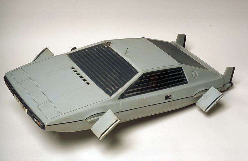 Мини-копия автомобиля Lotus Esprit, который по ходу дела превращался в подводную лодку. На самом деле для езды по дороге и подводных передвижений использовались два разных авто. «Шпион, который меня любил», 1977 г.