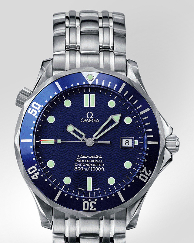 Часы Бонда Omega Seamaster 300M, безель которых еще и пульт управления детонатором бомбы. С их помощью агент 007 взрывает гранату в кувшине и убивает преступника Элиота Карвера. «Завтра не умрет никогда», 1997 г.