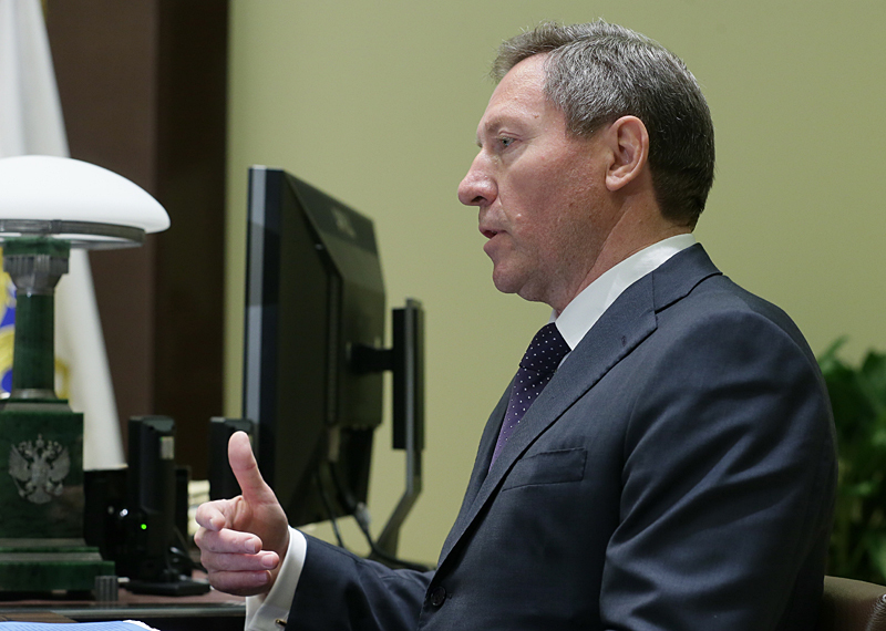 Олег Королев, Липецкая область

Олег Королев - один из немногих региональных руководителей, который участвовал в выборах еще в предыдущем веке - в 1998 г. Тогда он получил 79,38% голосов избирателей. В 2002 г. Королев был переизбран, в 2005 г. - утвержден на посту губернатора Владимиром Путиным, а в 2010 г. - Дмитрием Медведевым. 12 мая 2014 г. он подал в отставку, чтобы принять участие в сентябрьских выборах.