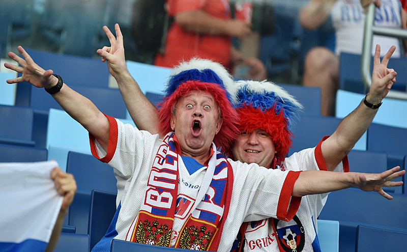 Капризные болельщики. Болельщики орут. Болельщики в кокошниках. Веселый болельщик. Трибуны с болельщиками.