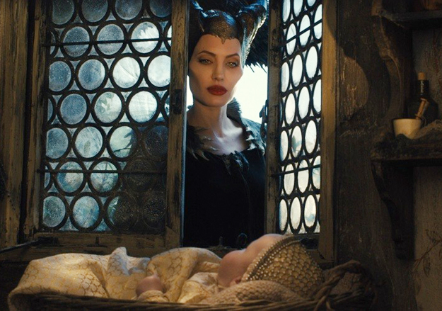 Маленькая Аврора не боится тети с рогами, потому что даже младенцу видно: тетя - хорошая