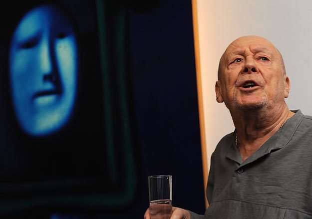 Со временем Олег Целков все больше сближается со своими персонажами