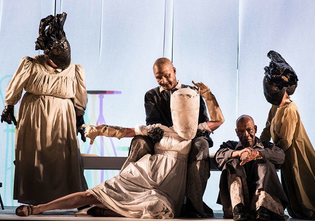 В постановке Йохана Симонса немало гротеска и абсурда