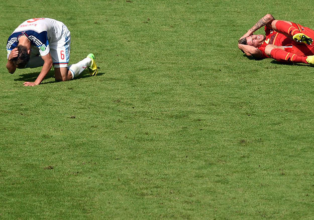 Нападающий сборной России Максим Канунников и защитник сборной Бельгии Тоби Алдервейрелд