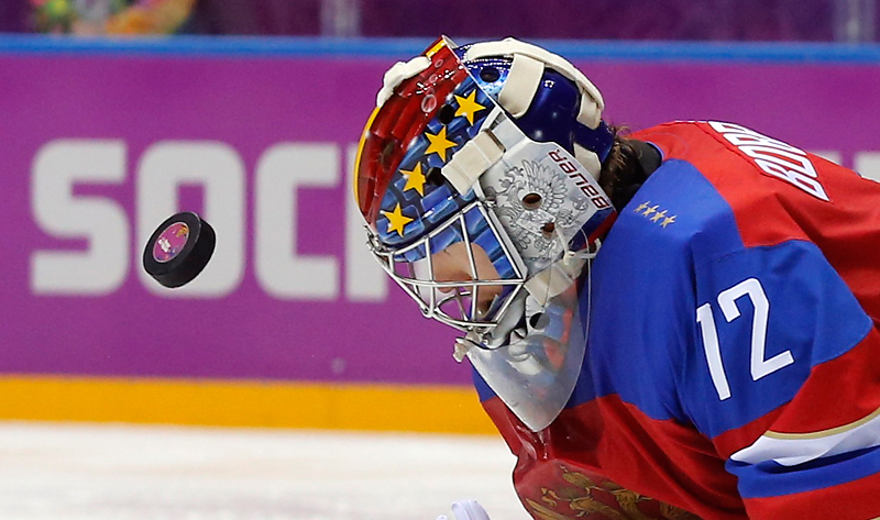 Сергей Бобровский

Вратарь Columbus Blue Jackets Сергей Бобровский, пожалуй, единственный хоккеист олимпийской сборной, к которому не было особых претензий на домашней Олимпиаде. В Сочи он сыграл лишь два с половиной матча: с США (россияне уступили по буллитам), с Норвегией (4:0) и концовку проваленного четвертьфинала с финнами (Бобровский не пропустил ни одной шайбы). В Минске вратарь, скорее всего, получит гораздо больше игрового времени, чем в Сочи.