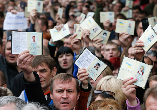 Голосование за самостоятельность двух украинских регионов прошло даже в Москве - на Киевской улице, но ближе к России от этого они не стали