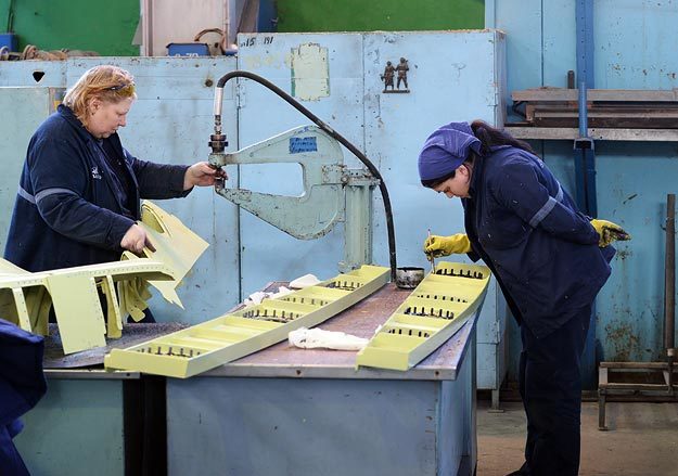 Работницы в сборочном цехе самолетов "Суперджет-100" авиационного завода имени Гагарина в Комсомольске-на-Амуре