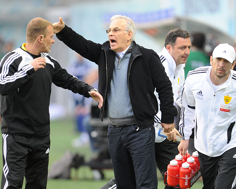 Гаджи Гаджиев, "Крылья Советов"

Гаджи Гаджиев уволился из самарского футбольного клуба "Крылья Советов" 7 августа 2014 г., чтобы возглавить "Анжи". Это не первый приход тренера в махачкалинский клуб - на этот раз Гаджиева пригласили перестраивать "Анжи", который перестал быть русским Chelsea после решения Сулеймана Керимова о "перезагрузке" своего футбольного проекта.