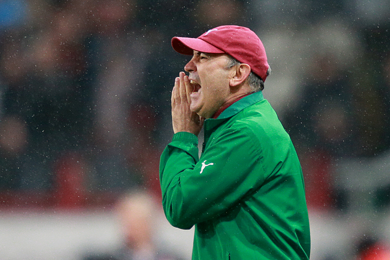 Курбан Бердыев, "Рубин"

Курбан Бердыев возглавлял казанский "Рубин" с 2001 г. Под его руководством команда сначала вышла в премьер-лигу, а затем дважды выиграла золотые медали чемпионата. Попечительский совет "Рубина", возглавляемый президентом Татарстана Рустамом Миннихановым, уволил Бердыева из "Рубина" 20 декабря 2013 г. Сам тренер заявил, что узнал о своей отставке по телевизору.