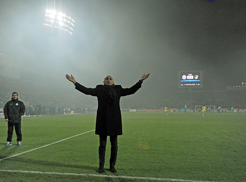 Лучано Спаллетти, "Зенит"

Петербургский "Зенит" уволил главного тренера Лучано Спаллетти после ничьей с "Томью" - 11 марта 2014 г. Итальянец дважды приводил "Зенит" к победе в чемпионате России, а также впервые вывел клуб в 1/4 финала Лиги чемпионов UEFA. Через неделю после отставки Спалетти "Зенит" подписал контракт с португальским специалистом Андре Виллаш-Боашем. Тот начал за здравие - три первых матча под руководством Виллаша-Боаша "Зенит" выиграл, а казанский "Рубин" был и вовсе разгромлен - 6:2.