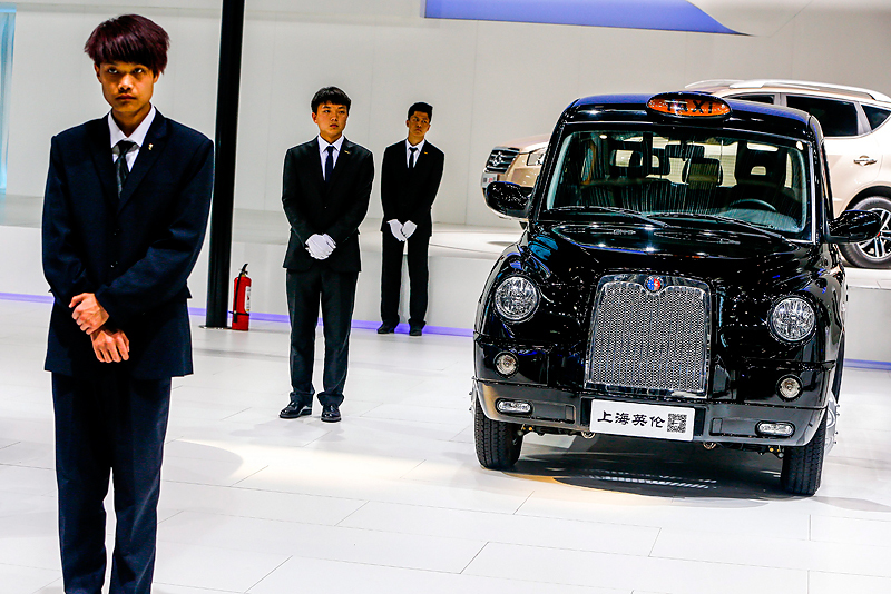 Geely представил на салоне в Пекине 16 автомобилей, в том числе машину для такси.