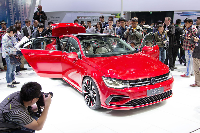 Концепт Volkswagen NMC (New Midsize Coupe) - еще одна новинка автосалона в Пекине. Серийная версия седана с покатой крышей (купе-седан), который займет нишу между Passat и Jetta, может быть представлена в 2016 г.