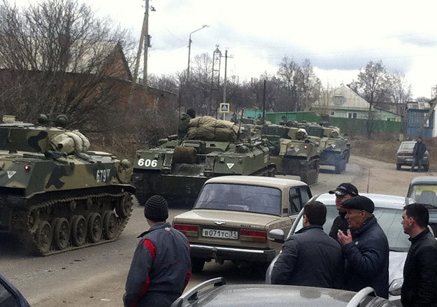 Российские войска проводят учения у границ с Украиной с начала марта (на фото - российские десантники в Белгородской области 12 марта)